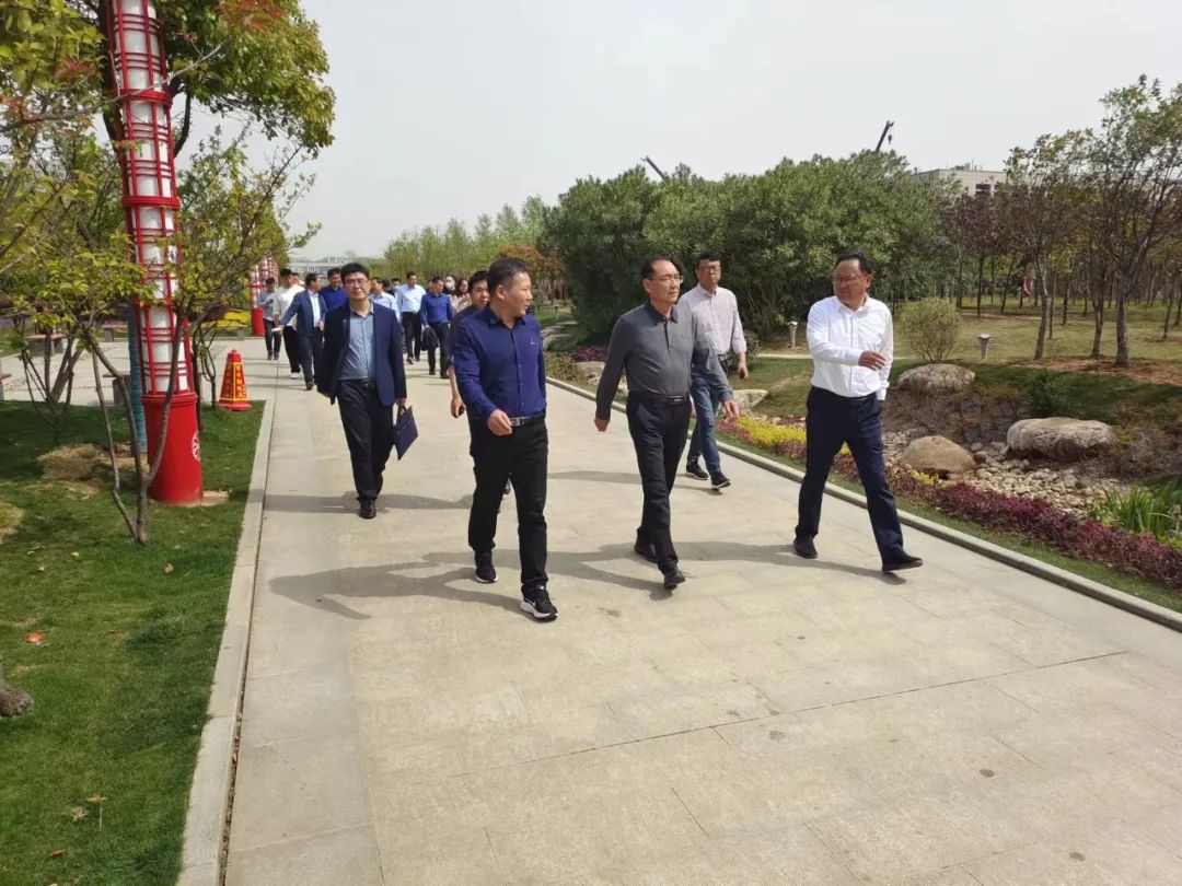 信陽市人大副主任李高嶺一行到百花園項目及市立交橋雨水泵站項目進行調(diào)研