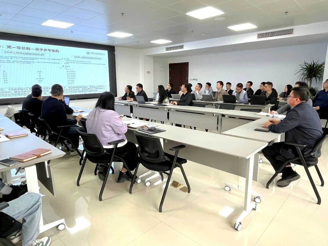雙創(chuàng)公司組織召開《信陽建投投資集團(tuán)有限責(zé)任公司采購管理辦法》培訓(xùn)會